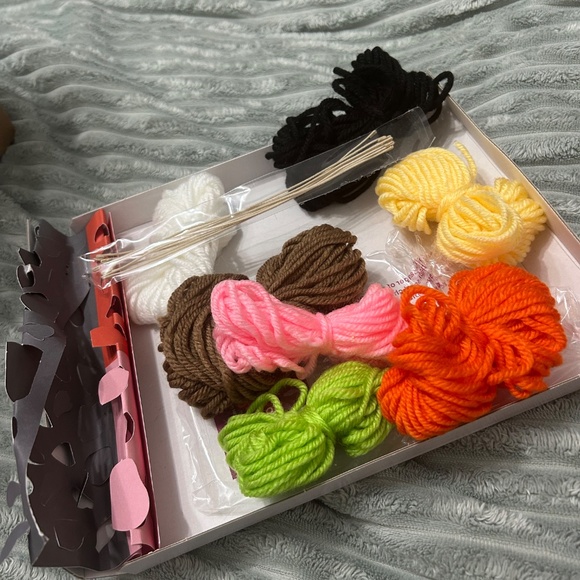 KLUTZ Pom Pom Pets Craft Kit - Picture 6 of 6